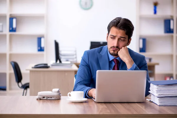 Joven empleado masculino que trabaja en la oficina —  Fotos de Stock