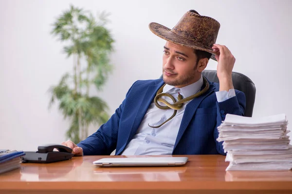 Fiatal cowboy üzletember dolgozik a munkahelyen — Stock Fotó