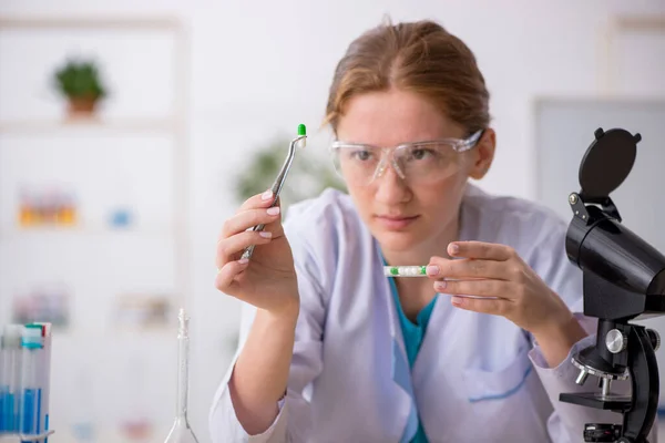 Giovane chimica femminile nel concetto di sintesi dei farmaci — Foto Stock