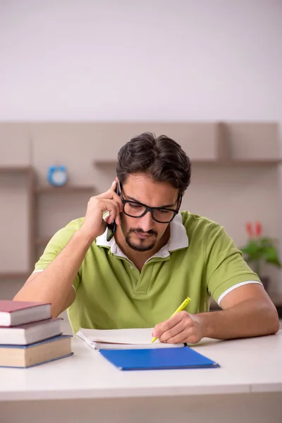 Joven estudiante masculino estudiando en casa — Foto de Stock