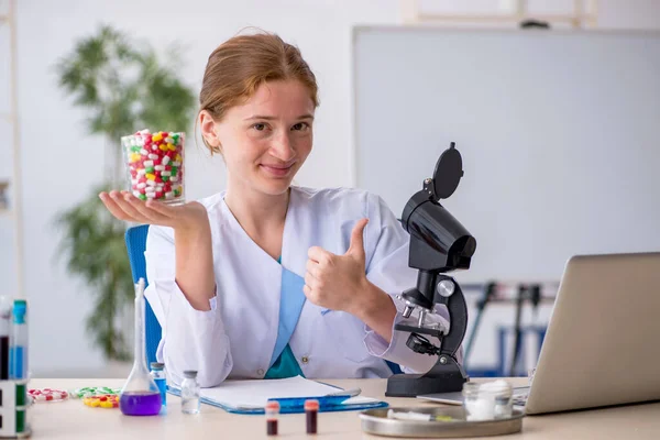 Giovane chimica femminile nel concetto di sintesi dei farmaci — Foto Stock