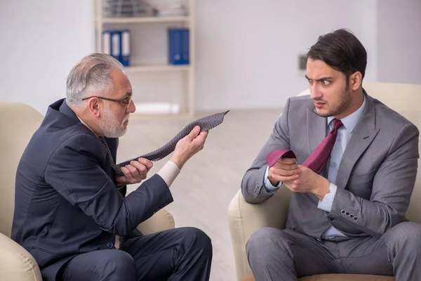 Dos empresarios discuten proyecto en el lugar de trabajo —  Fotos de Stock