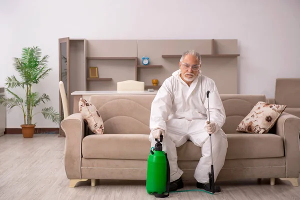 Ancien entrepreneur masculin faisant la lutte antiparasitaire à la maison — Photo