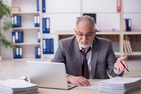 Gammal manlig anställd missnöjd med överdrivet arbete på kontoret — Stockfoto