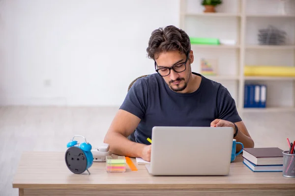 Joven diseñador masculino trabajando en la oficina — Foto de Stock