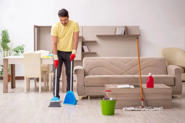 Jonge mannelijke aannemer schoonmaken van het huis — Stockfoto