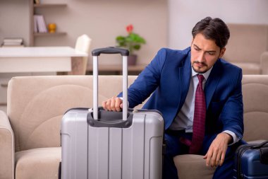 Genç işadamı eve gitmeye hazırlanıyor.