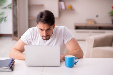 Genç erkek serbest çalışan. Evden çalışıyor.