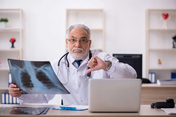 Gammal manlig röntgenläkare som arbetar på kliniken — Stockfoto