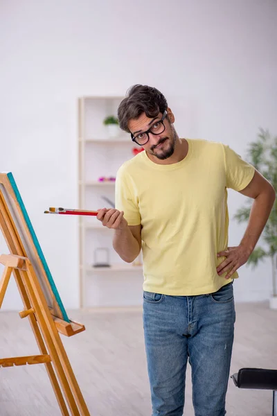 Joven disfrutando de la pintura en casa — Foto de Stock