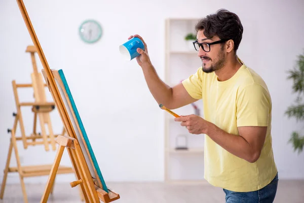 Giovane uomo godendo la pittura a casa — Foto Stock