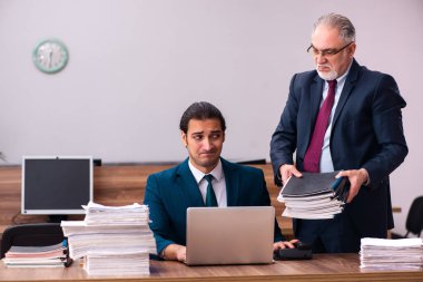 Kabadayılık kavramında yaşlı erkek işveren ve genç erkek asistan