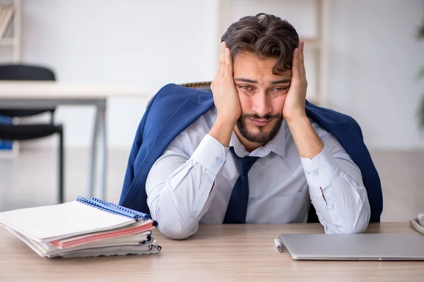 Joven empleado masculino extremadamente cansado en la oficina — Foto de Stock