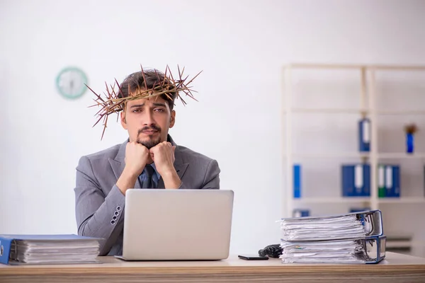Fiatal férfi alkalmazott szúrós koszorút visel a fején — Stock Fotó