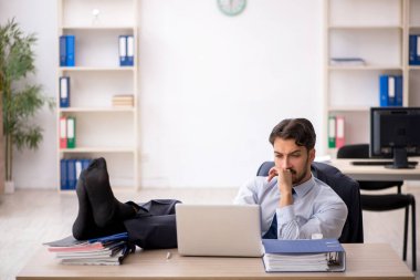 Ofiste çalışan genç bir erkek.