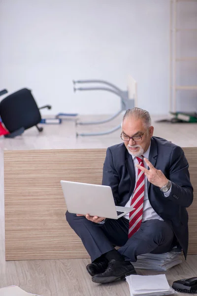 Velho empregado do sexo masculino trabalhando horas extras no escritório — Fotografia de Stock