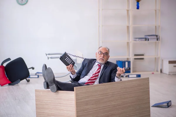 늙은 남성 고용인 이 사무실에서 초과근무를 하고 있다 — 스톡 사진