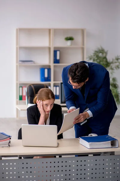 Twee collega 's die op kantoor werken — Stockfoto