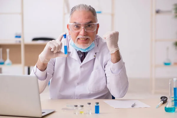 전염병 이 창궐하는 동안 실험실에서 일하던 늙은 남성 화학자 — 스톡 사진