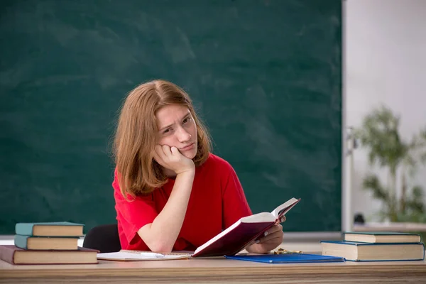 教室での試験の準備をしている若い女性学生 — ストック写真