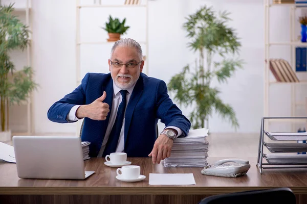 Alt männlich mitarbeiter working im die büro — Stockfoto