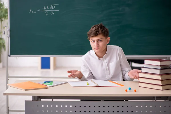 Junge sitzt im Klassenzimmer — Stockfoto
