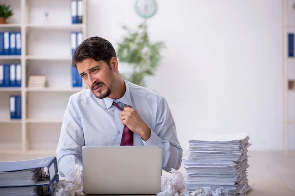 Ung manlig anställd i avvisade idéer koncept — Stockfoto