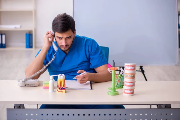 Giovane docente dentista di sesso maschile di fronte alla lavagna — Foto Stock