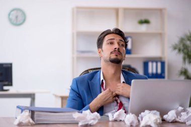 Beyin fırtınası konseptinde genç bir erkek çalışan.