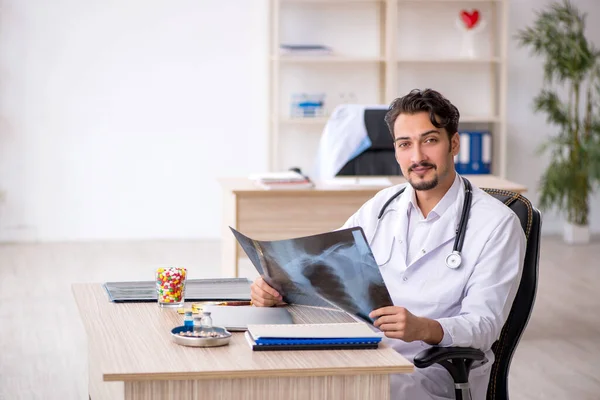 Klinikte çalışan genç bir erkek radyolog. — Stok fotoğraf