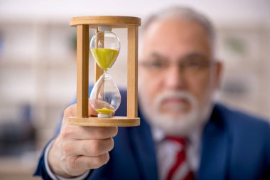 Zaman yönetimi konseptinde eski erkek çalışan