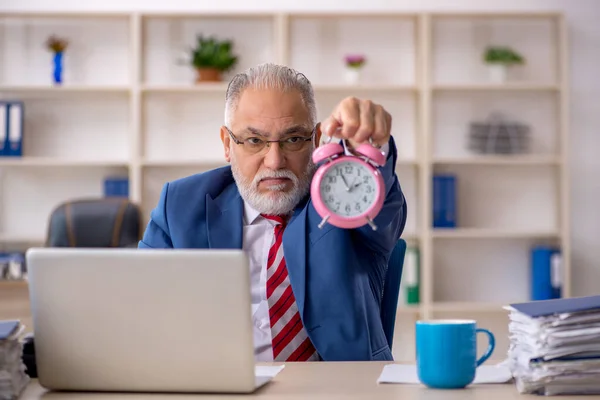 Gammal manlig anställd i time management koncept — Stockfoto