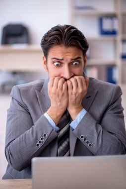 Ofiste çalışan genç bir erkek.