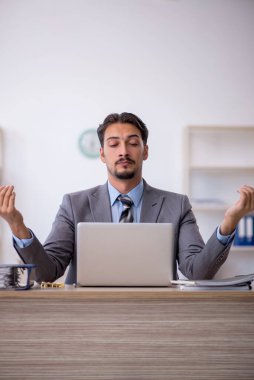 Ofiste çalışan genç bir erkek.