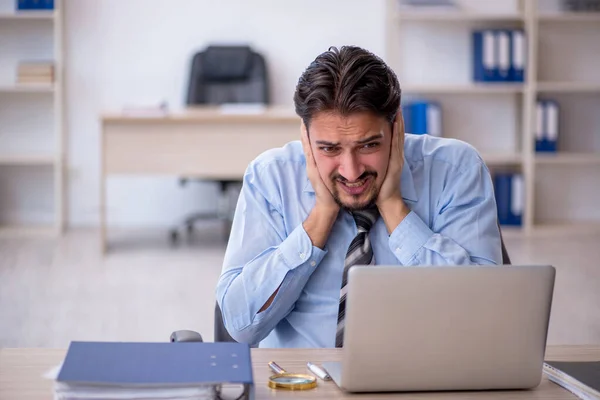 Junge männliche Angestellte im Büro — Stockfoto