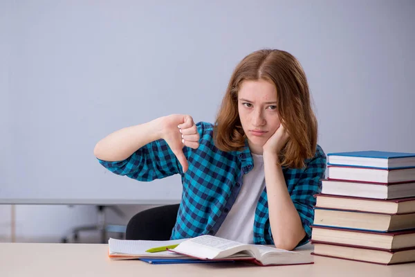 Jovem estudante se preparando para exames em sala de aula — Fotografia de Stock