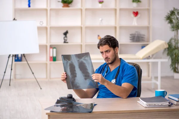 Fiatal férfi orvos radiológus dolgozik a klinikán — Stock Fotó