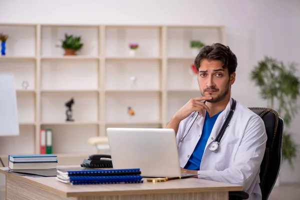 Joven doctor en concepto de telemedicina —  Fotos de Stock