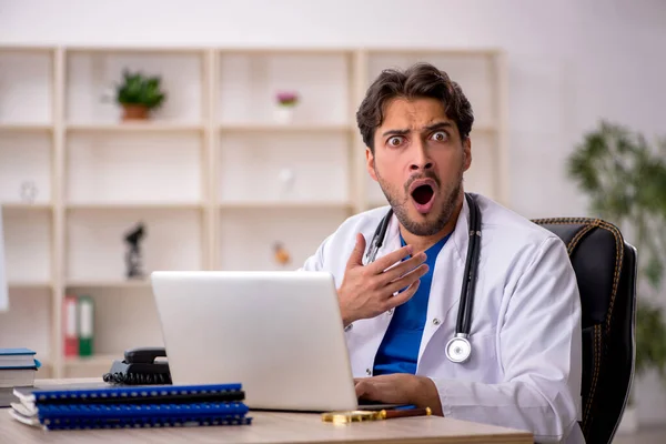 Jovem médico masculino no conceito de telemedicina — Fotografia de Stock