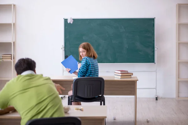 Dva studenti se baví ve třídě — Stock fotografie