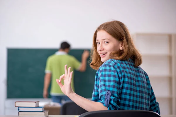 Jovem professor e aluno em sala de aula — Fotografia de Stock