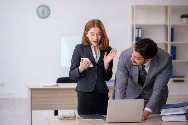 Two colleagues working in the office — Stock Photo, Image