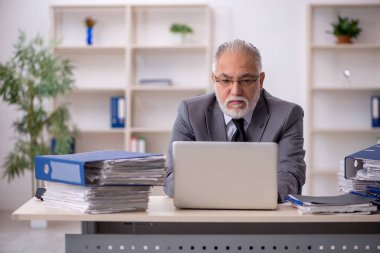 Eski erkek çalışanım ve ofiste çok işim var.