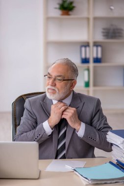 Eski erkek çalışanım ve ofiste çok işim var.