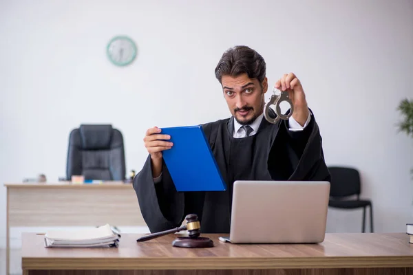 Jonge mannelijke rechter werkt in het gerechtsgebouw — Stockfoto