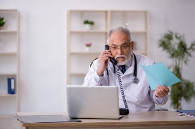 Teletıp konseptinde yaşlı bir doktor.