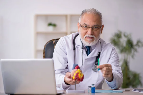 Alter Arzt Kardiologe arbeitet in der Klinik — Stockfoto