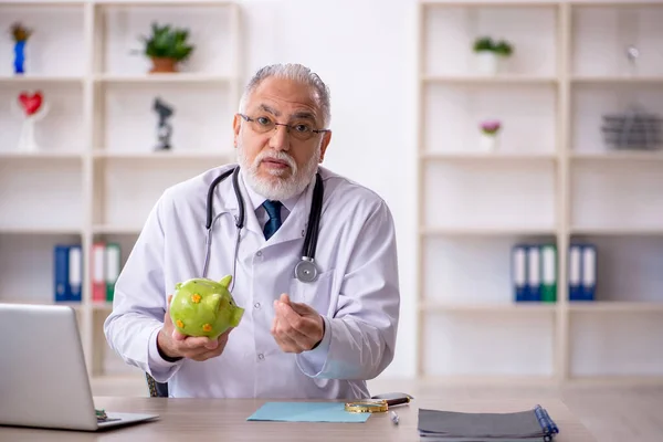 Emeklilik konseptinde yaşlı bir doktor. — Stok fotoğraf