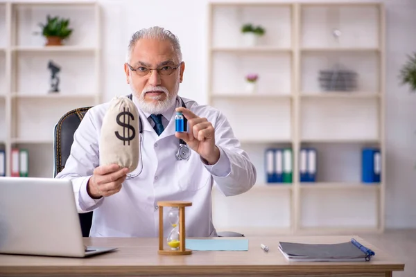 Velho médico do sexo masculino em conceito de remuneração — Fotografia de Stock