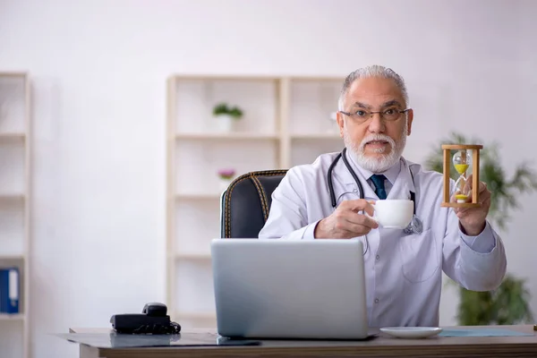 Velho médico masculino no conceito de gerenciamento de tempo — Fotografia de Stock